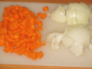 резать лук и морковь